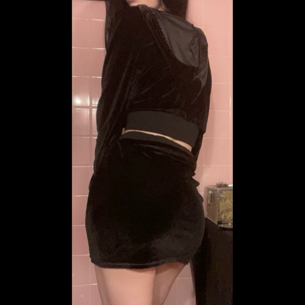 💕Selling Y2K velvour cropped hoodie and matching skirt💕